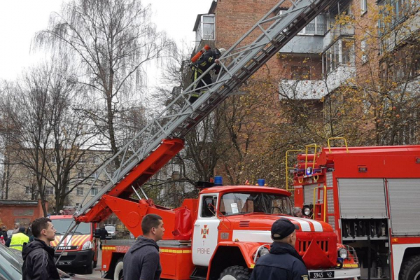 Рівненські вогнеборці врятували п'ятьох людей
