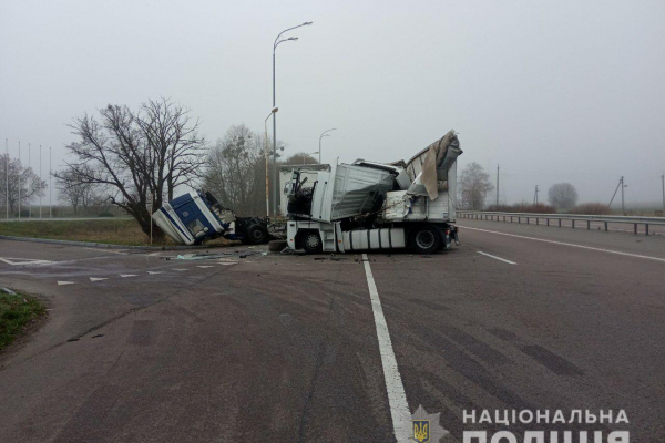 На Дубенщині сталася ДТП за участі вантажівок