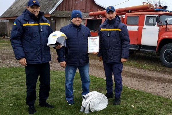 Сарненські рятувальники подарували одяг, каску та пожежні рукави В’ячеславові Ніколайчуку
