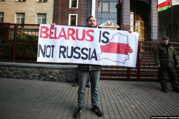 Акція «Belarus is not Russia» відбулася у Києві, у Мінську тривають протести (Фото, відео наживо)