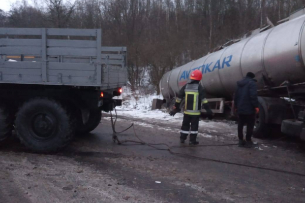 Рятувальники ДСНС відбуксирували вантажну автоцистерну на Млинівщині