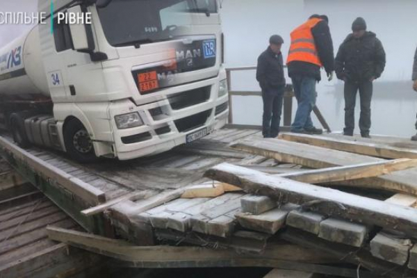 На Сарненщині вантажівка пошкодила дерев'яну понтонну переправу, проігнорувавши знак обмеження