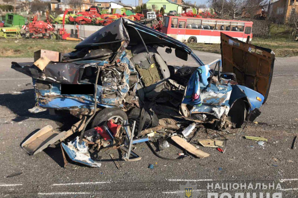 Авто розбите вщент, але водій вижив: поблизу села Колоденка сталася ДТП (фото, відео)