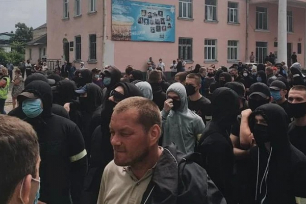 У місті Березному мітингували, постраждав поліцейський (ВІДЕО)