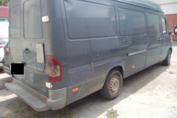 Викрадений вчора бус у мешканця Корця розшукали на Житомирщині