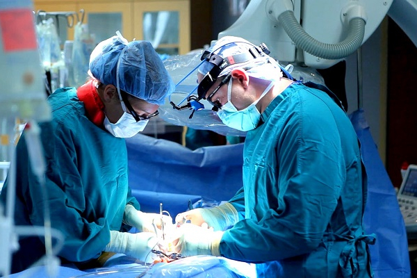 Рівненські медики провели унікальну операцію на серці