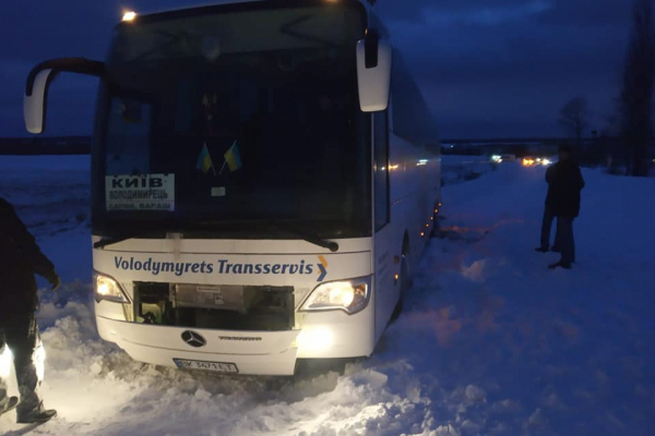 Володимирецькі рятувальники вивільнили зі снігового замету пасажирський автобус 