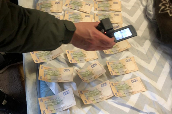 На Рівненщині заблокували канал збуту фальшивої валюти (ФОТО)
