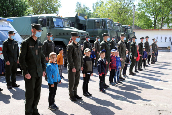 Рівненські першокласники підняли український стяг у військовій частині (ФОТО)