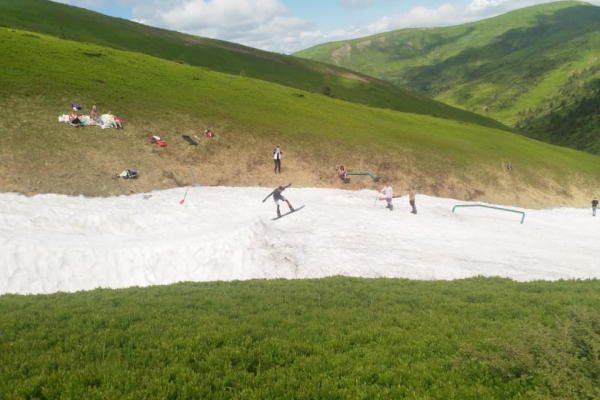 У Карпатах туристи катаються на лижах навіть влітку (ФОТО)