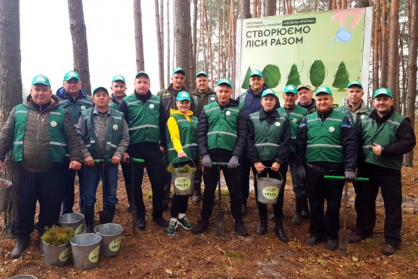 «Створимо ліси разом»: працівники Управління поліції охорони в Рівненській області садили дерева