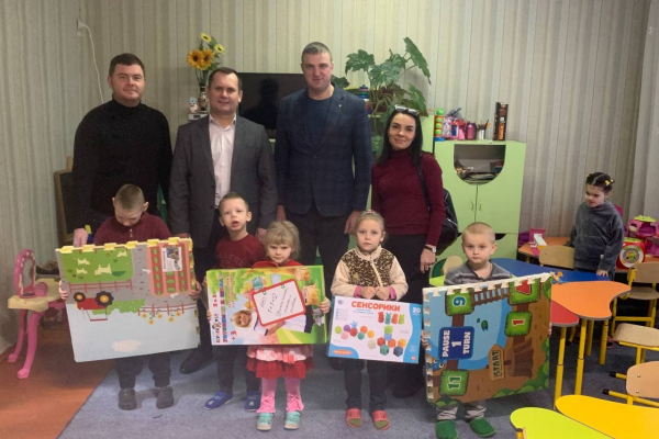 До Дня святого Миколая представники «Української стратегії Гройсмана» привітали діток 