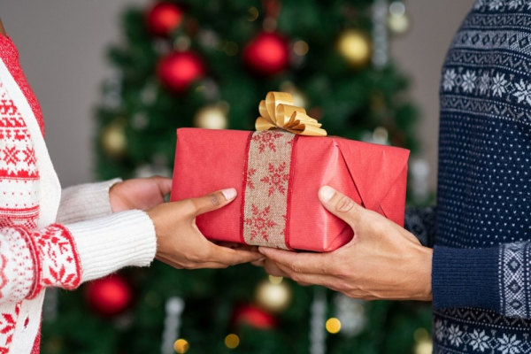 Дорогі й не дуже: обираємо новорічні подарунки друзям орієнтуючись на бюджет