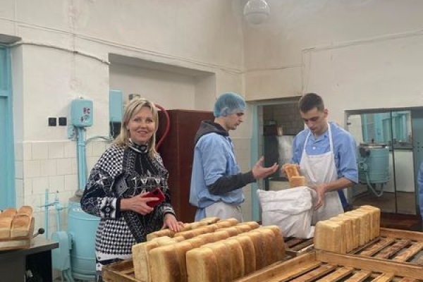 Вже сьомий день у Рівному випікають хліб для потреб  Києва
