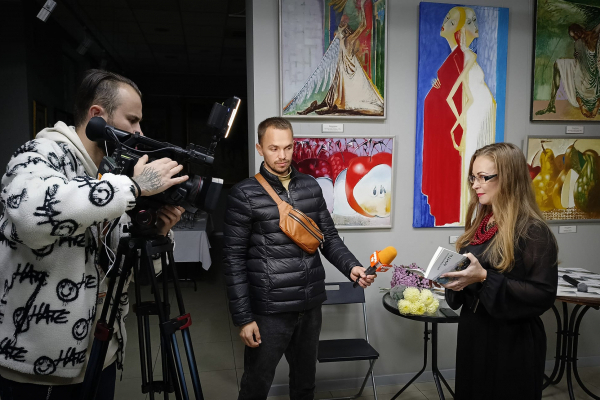 Рівненська письменниця та журналістка Наталія Демедюк презентувала нову збірку віршів «Реставрована мить»