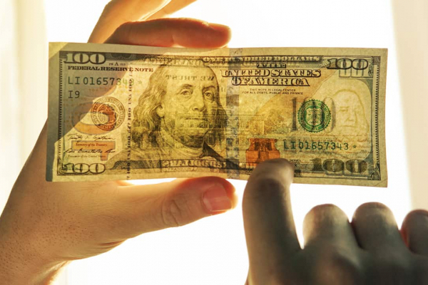 Справжні чи фальшиві: як розпізнати підроблені долари
