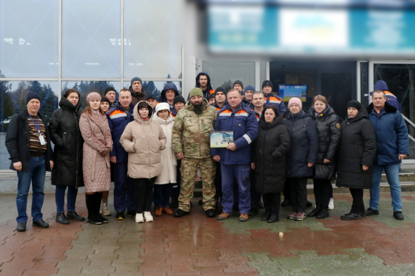 Працівник енергоремонтного підрозділу ХАЕС передав колегам подяку від військових 