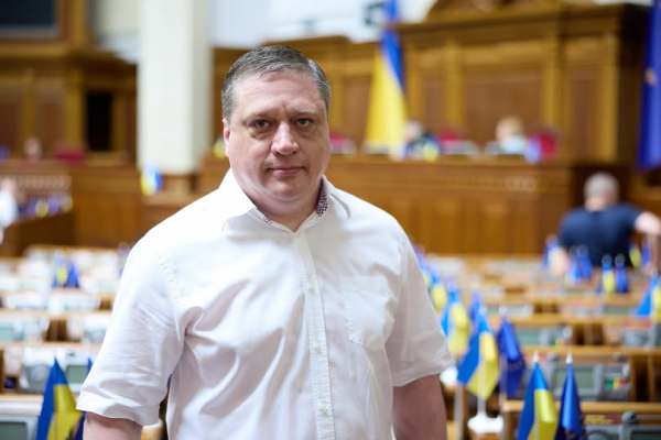 Щиро вітаю всіх громадян із Днем Конституції України! - Роман Іванісов