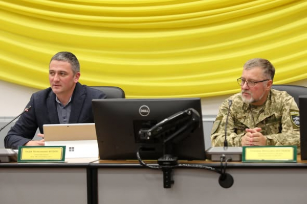 Працівники Хмельницької АЕС зустрілися з військовим медиком, капітаном ЗСУ Олександром Костюковим