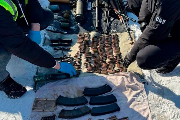 На Рівненщині СБУ та Нацполіція викрили «чорного зброяра», який налагодив незаконне ввезення озброєння із зони бойових дій