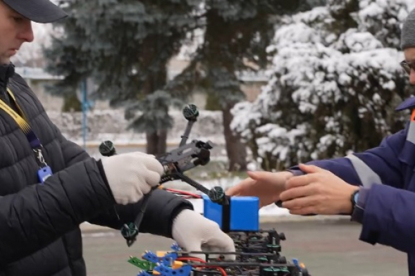 Хмельницькі атомники з перших днів повномасштабної війни допомагають військовим