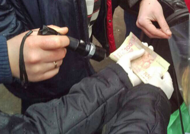 Рівненського посадовця затримали на хабарі: подробиці (Фото)