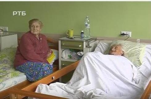 Лікарі не знають, що робити із покинутою напризволяще бабусею (Відео)