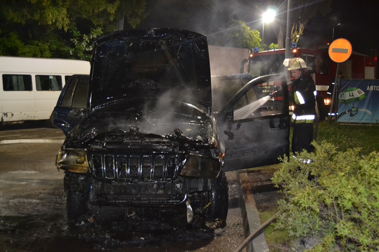 Рівне: позашляховик, який згорів вночі, був на іноземній реєстрації (Фото)