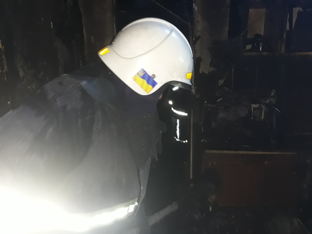 На Острожчині рятувальники ліквідували пожежу у дерев’яному житловому будинку