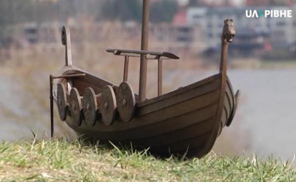 На рівненському озері Басів Кут уже скоро плаватиме прадавній човен