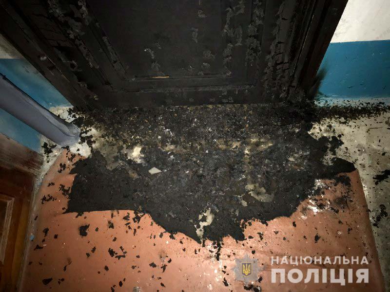 Рівненська поліція з'ясовує причину загорання дверей квартири 
