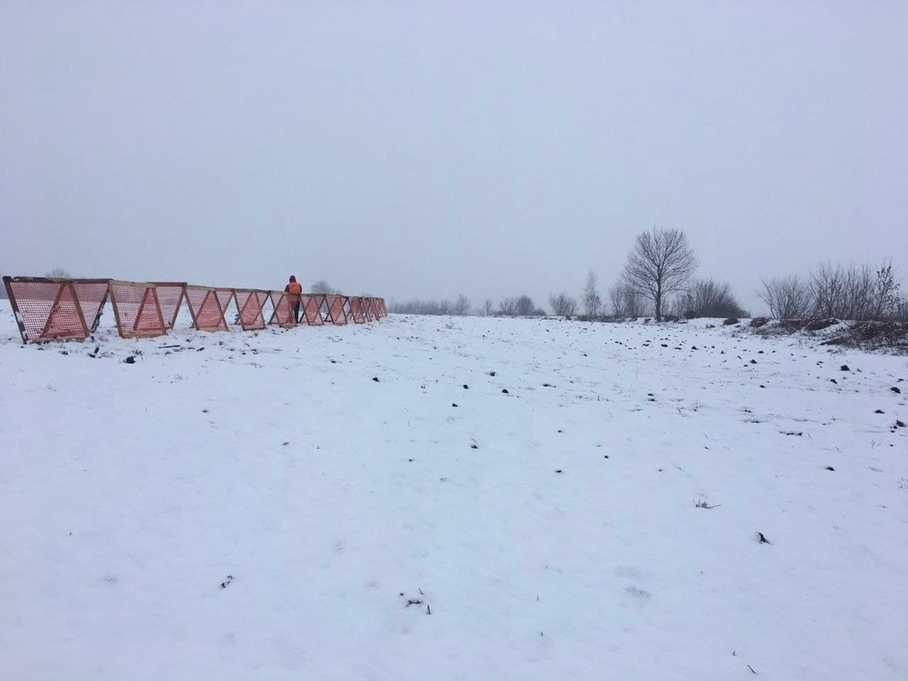 На дорогах Рівненщини встановлюють снігозатримувальні щити
