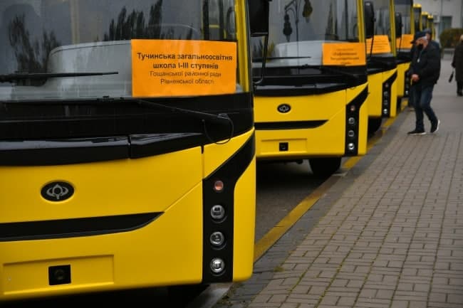 Школи Рівненщини цьогоріч отримають ще понад два десятки автобусів