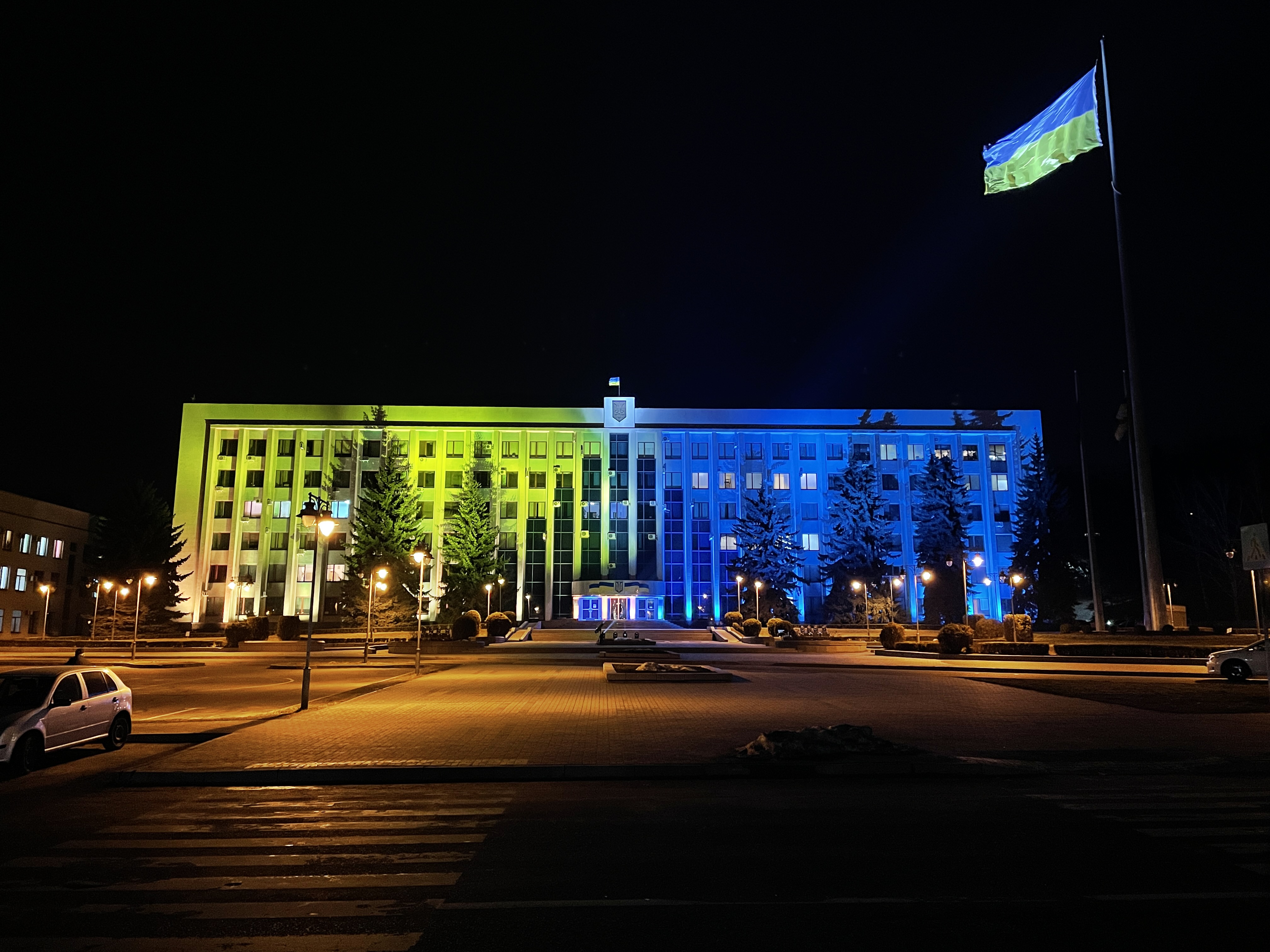 Увечері у Рівному на честь Дня єднання деякі будівлі засяяли жовто-блакитними кольорами (ФОТО)