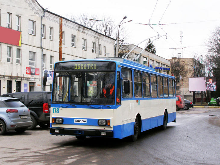 У Рівному на дороги міста випустили відремонтований тролейбус (ФОТО)