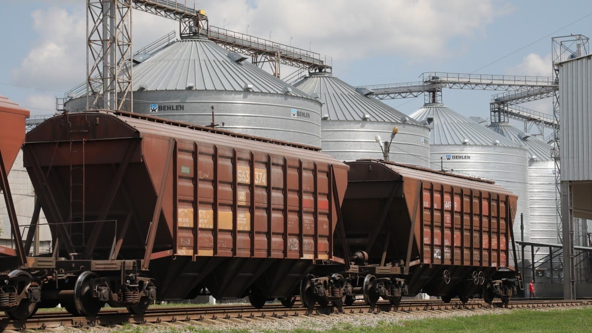 Рівненські аграрії відправили до Києва шість вагонів зерна пшениці