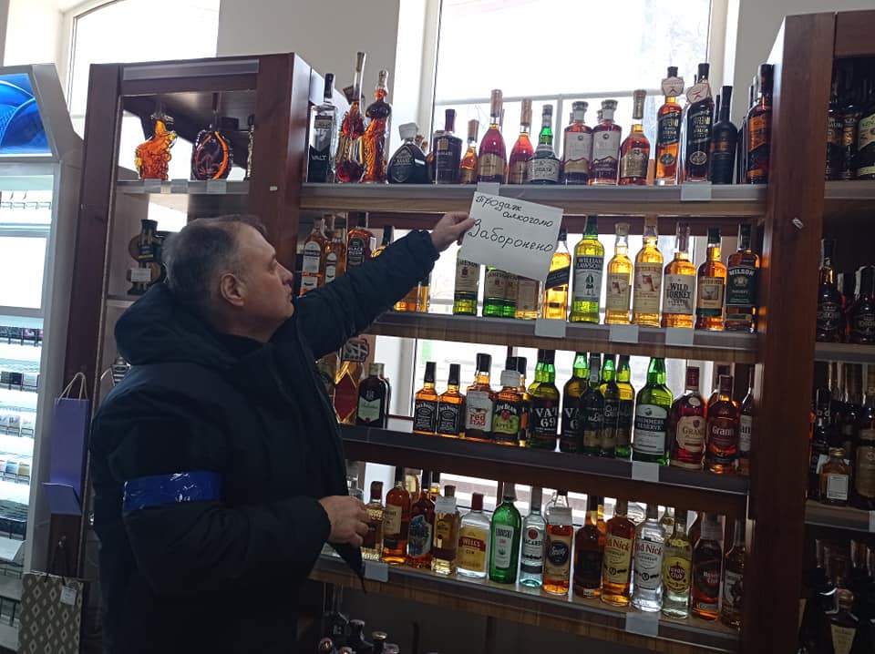 У Рівному муніципальна варта перевіряє чи дотримуються заклади заборони продажу алкоголю