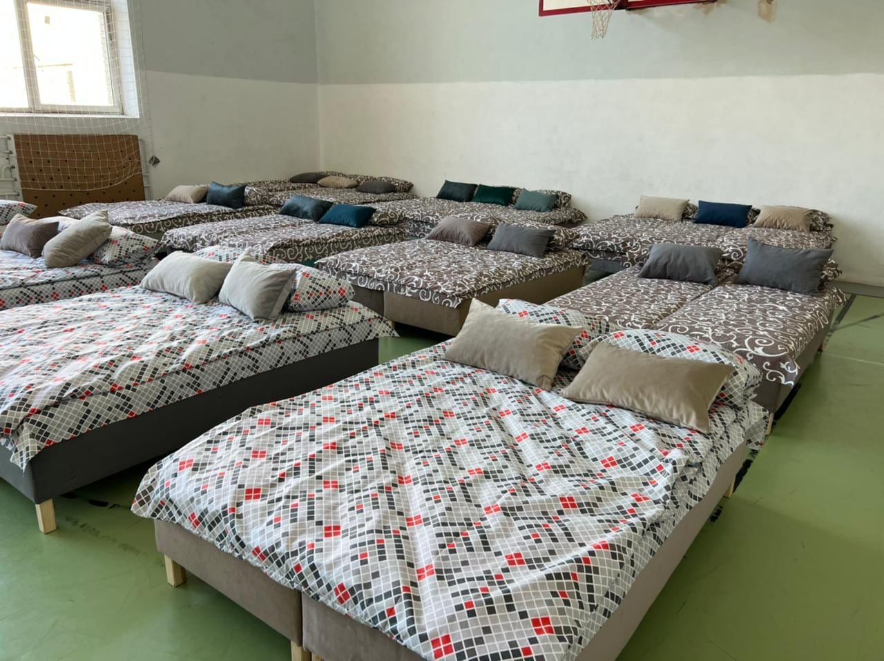 В одному з навчальних закладів Млинівщини облаштували спальні місця для переселенців