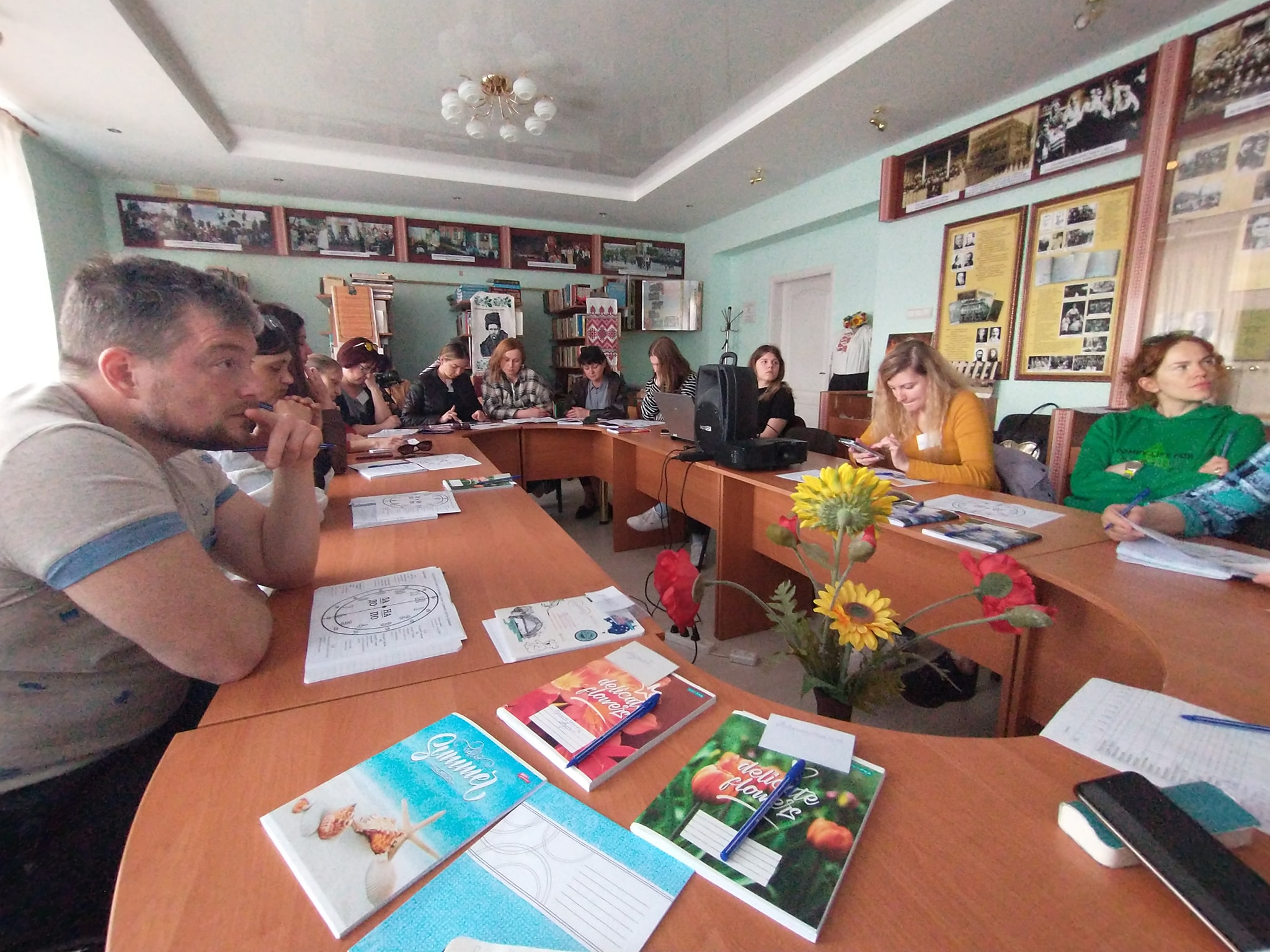 Переселенці з різних куточків України збираються на мовних курсах у Рівному