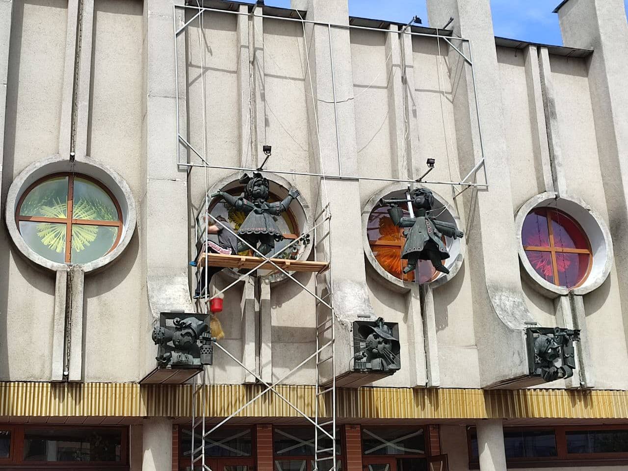 Під декомунізацію потрапив також і фасад Рівненського театру ляльок. Що зникло