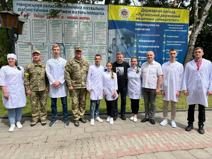 Луганський медуніверситет випустив перших студентів на Рівненщині: вони стануть воєнними медиками