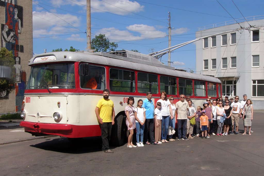 Переселенці, які зараз мешкають у Рівному, випробовували Перший Тролейбус міста