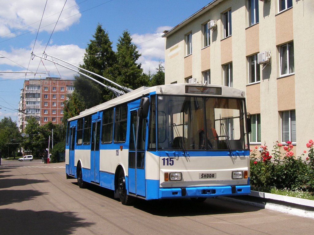 У Рівному на вулиці міста виїхав відремонтований тролейбус №115