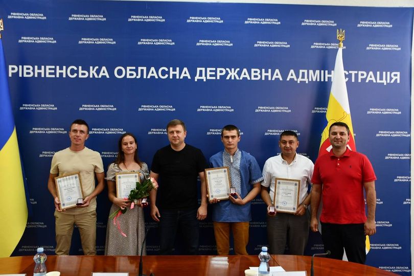 Начальник Рівненської ОВА зі своїм заступником нагородили молодіжний актив з нагоди Дня молоді