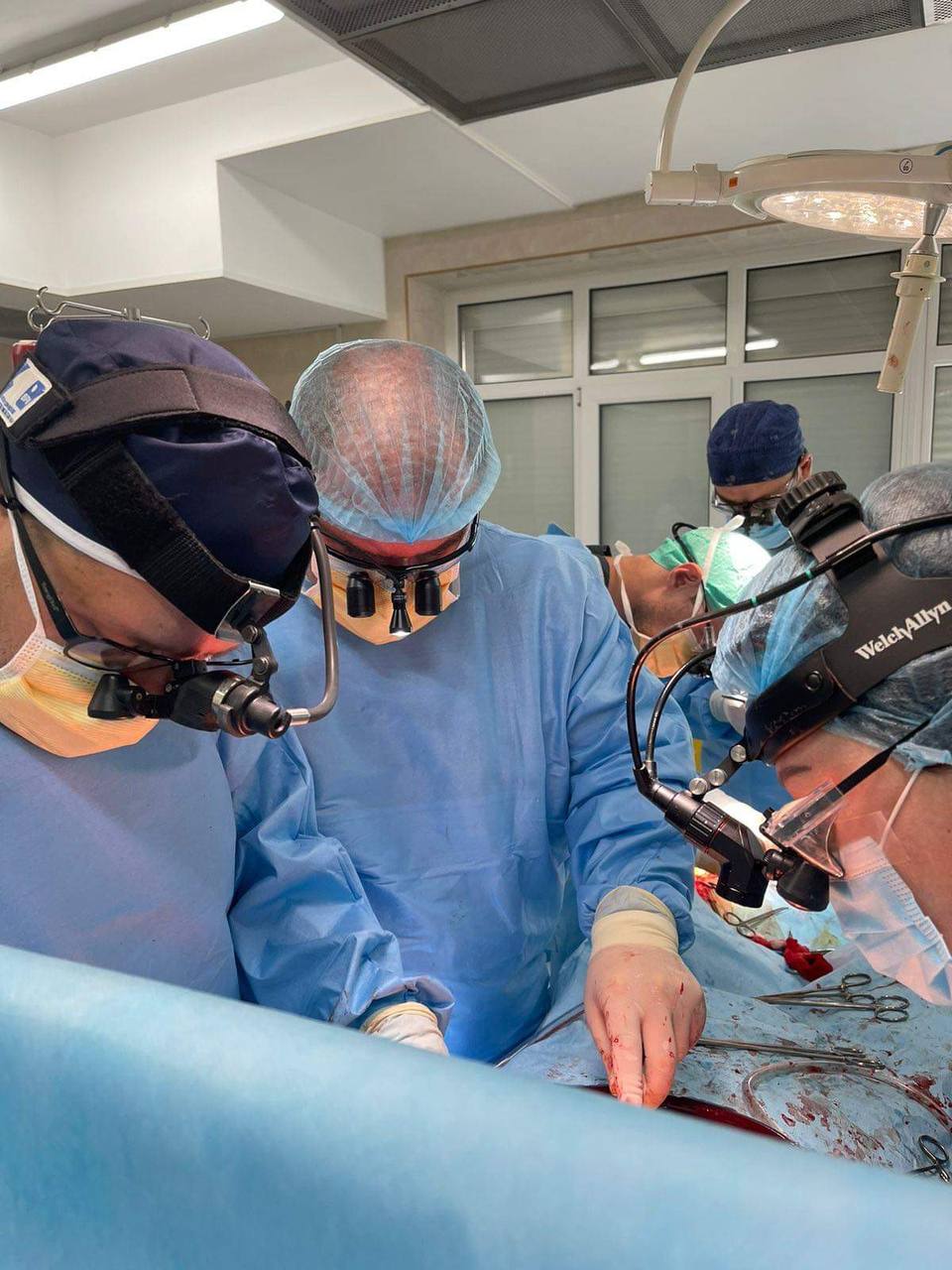 Зупинили серце та легені: на Рівненщині лікарі провели унікальні для області операції