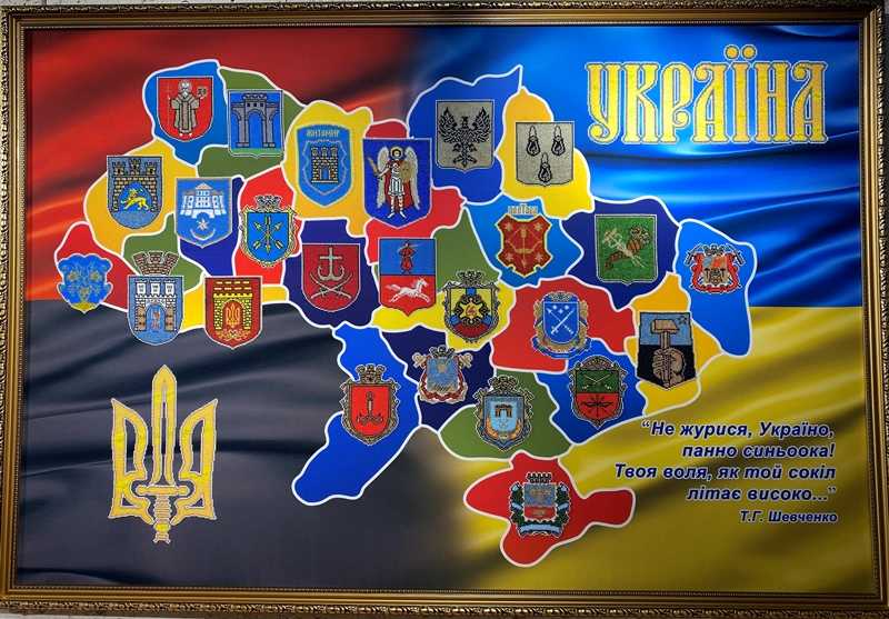 У Рівному презентували вишиту бісером карту України (ФОТО)