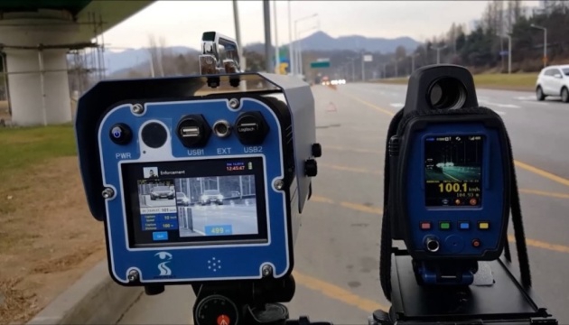 Швидкість руху автівок на 11 дорогах Рівненщини поліція моніторитиме лазерним приладом