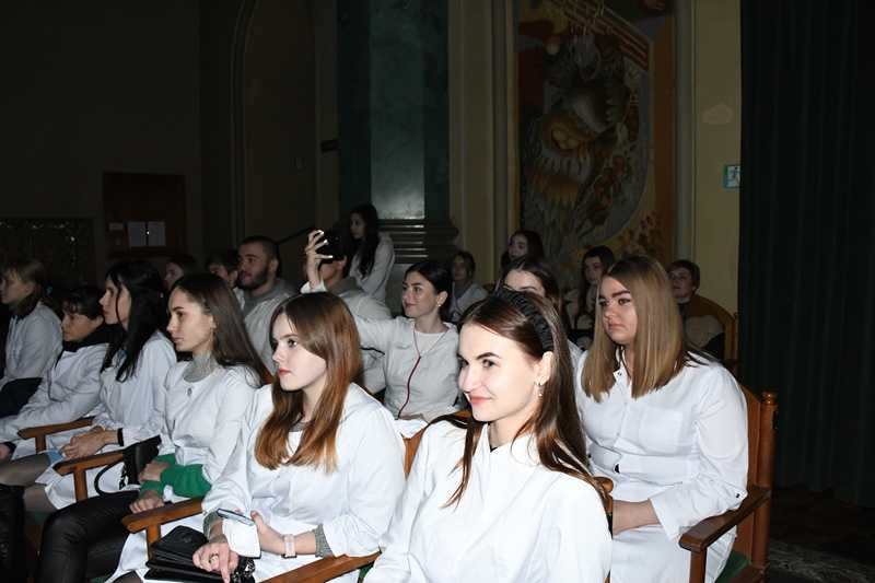 У Рівненській філармонії посвятили в студенти першокурсників Луганського медуніверситету