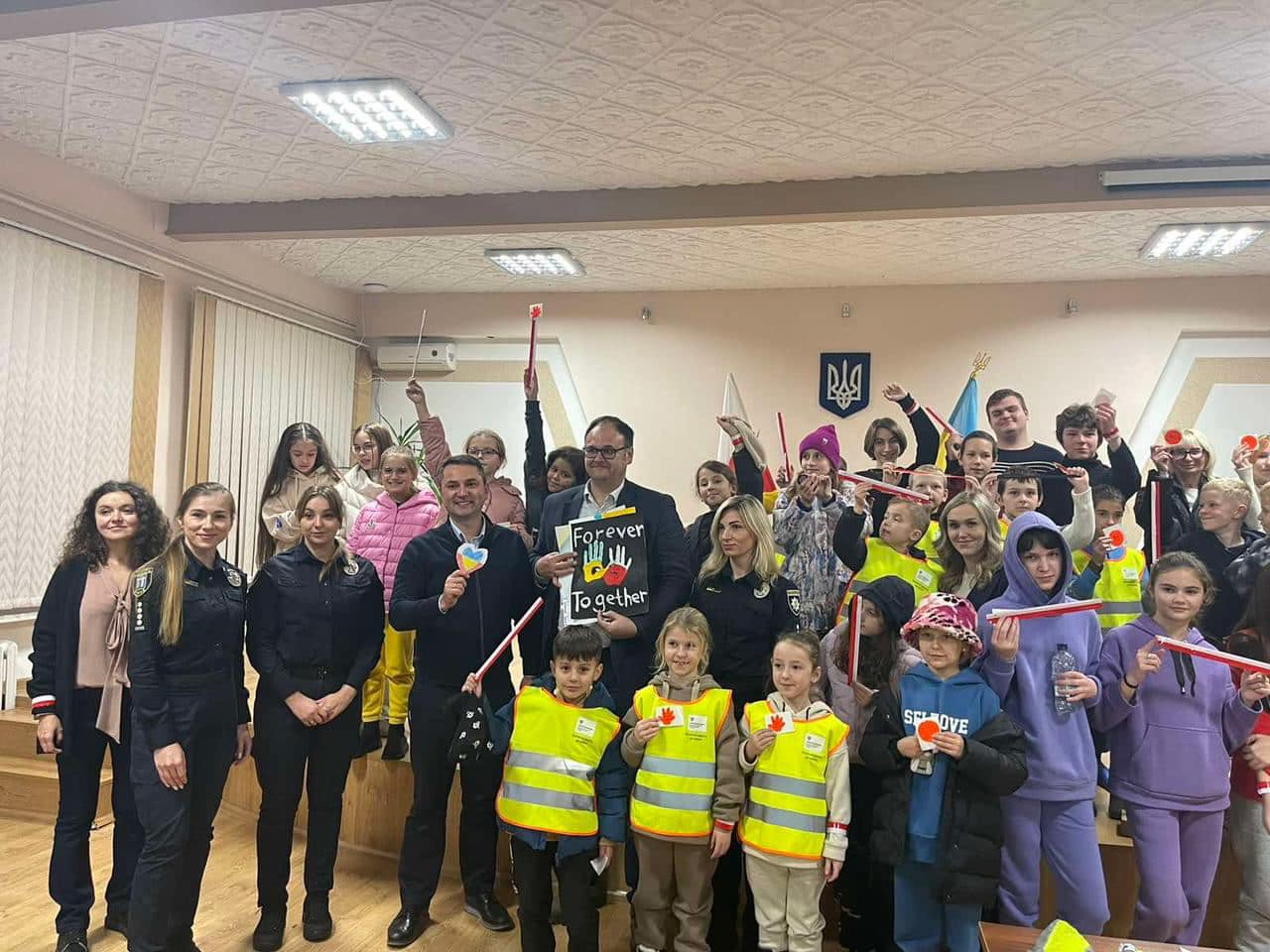 Рівненські школярі та переселенці отримали від польських партнерів світловідбивачі