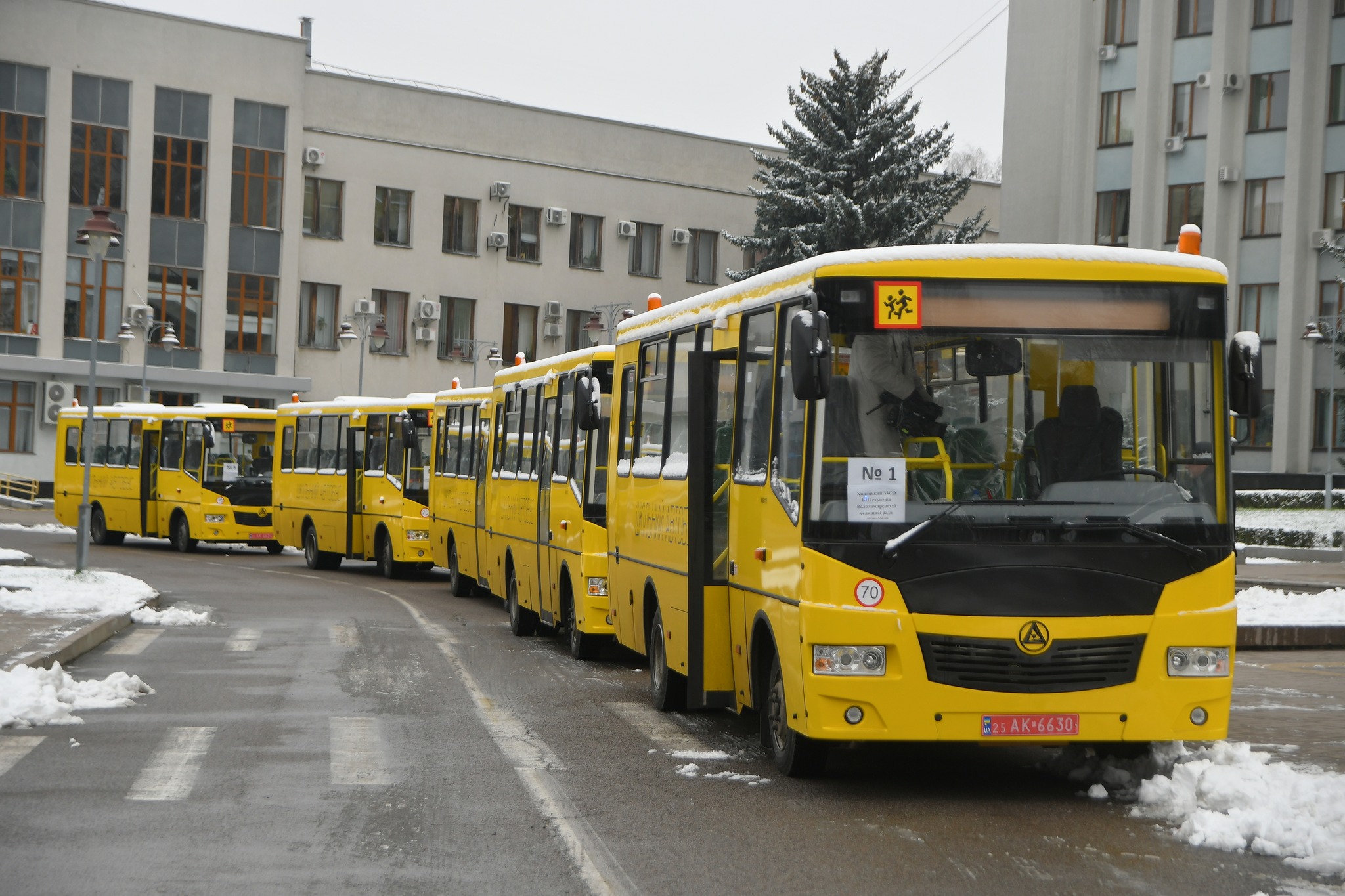 До п'яти шкіл Рівненської області прямують нові автобуси